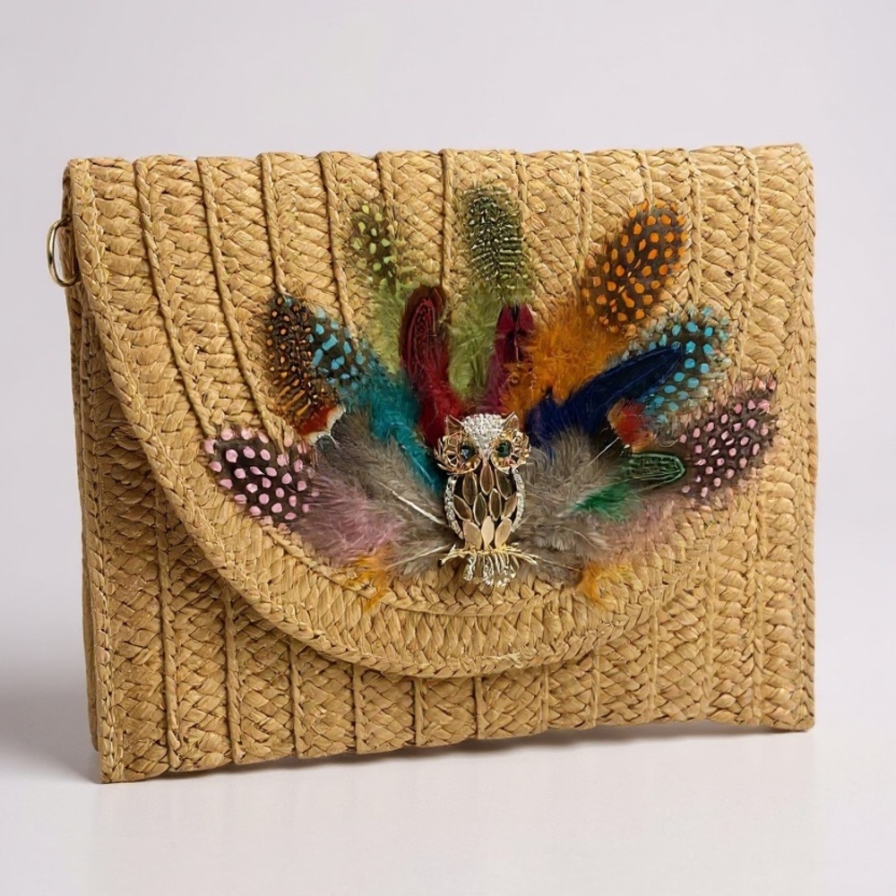 FEATHERED WHIMSY HAND DESIGNED LAYERED STRAW ENVELOPE CLUTCH/ CROSSBODY CLUTCH